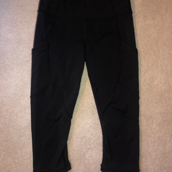 Cropped black lululemon leggings - Picture 2 of 3